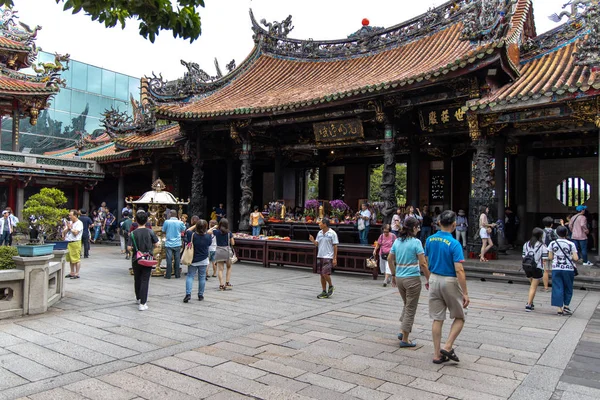 Pessoas andando no portão principal do Templo Lungshan, Taipei City, Taiwan, 20 de agosto de 2019 — Fotografia de Stock