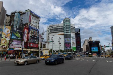Taipei Ximen alışveriş bölgesi görünümü. Alışveriş için Taipei popüler yaya alanı, birçok restoran ve sokak gıda tezgahları ile, Taipei, Tayvan, Ağu 20, 2019