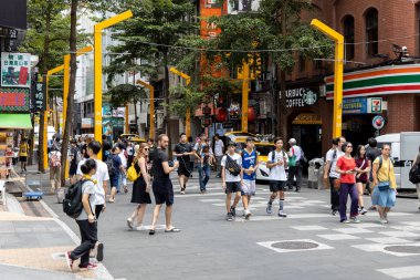 Taipei Ximen alışveriş bölgesi görünümü. Alışveriş için Taipei popüler yaya alanı, birçok restoran ve sokak gıda tezgahları ile, Taipei, Tayvan, Ağu 20, 2019