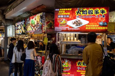 Taipei Ximen alışveriş bölgesi görünümü. Alışveriş için Taipei popüler yaya alanı, birçok restoran ve sokak gıda tezgahları ile, Taipei, Tayvan, Ağu 20, 2019