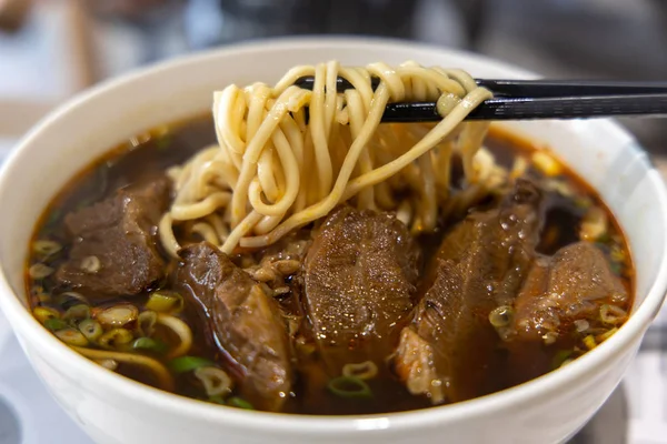 Διάσημη κινέζικη κουζίνα-μοσχαρίσια σούπα με νουντλς — Φωτογραφία Αρχείου