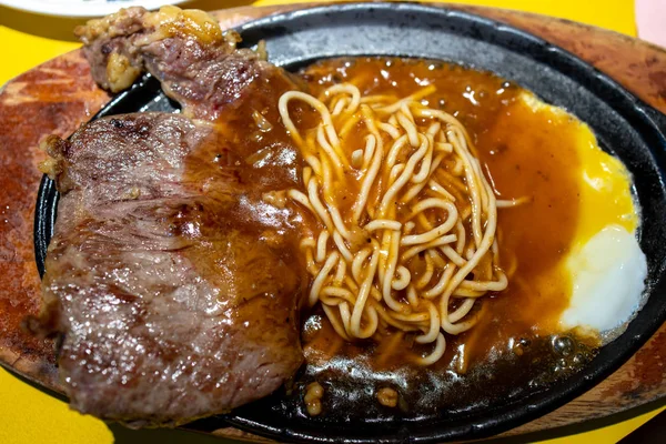 Steak de boeuf et spaghettis de style taïwanais — Photo