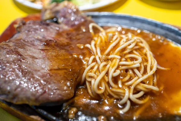 Bistecca di manzo in stile taiwanese e spaghetti — Foto Stock