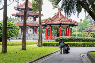 2-28 Peace Park'ta yürüyen insanlar, Taipei City, Tayvan, 21 Ağustos 2019