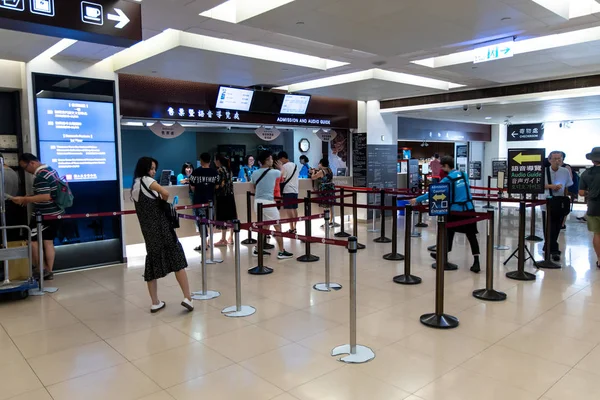 Personas que compran entradas para el Museo del Palacio Nacional, Taipéi, Taiwán, 21 ago 2019 —  Fotos de Stock