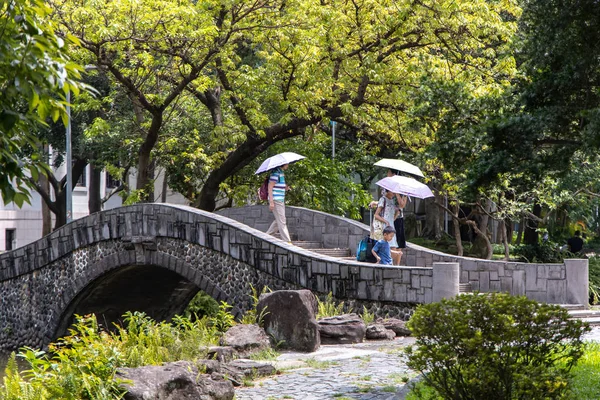 Άνθρωποι που περπατούν σε 2-28 πάρκο Ειρήνης, Ταϊπέι Σίτι, Ταϊβάν, 21 Αυγ, 2019 — Φωτογραφία Αρχείου
