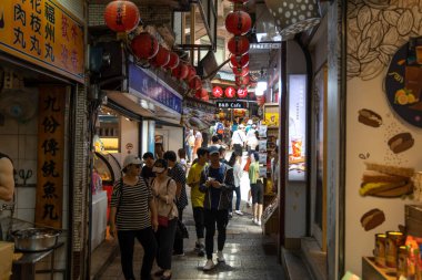 Jiufen eski sokakta yürüyen turistler, New Taipei City, Tayvan, Ağu 22, 2019