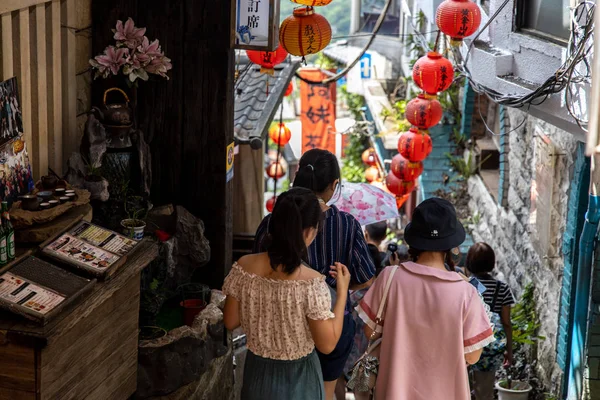 Turistas caminando en Jiufen old street, New Taipei City, Taiwán, 22 de agosto de 2019 — Foto de Stock