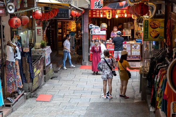 Turistas caminando en Jiufen old street, New Taipei City, Taiwán, 22 de agosto de 2019 — Foto de Stock