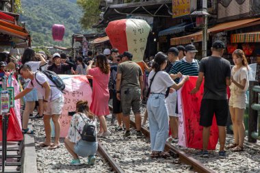 Shifen istasyonunda fener uçuran turistler, New Taipei City, Tayvan, Ağu 22, 2019