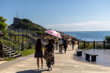 Yehliu Geopark'a bakan turistler, Yeni Taipei City, Tayvan, Ağu 22,2019