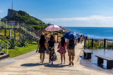 Yehliu Geopark'a bakan turistler, Yeni Taipei City, Tayvan, Ağu 22,2019