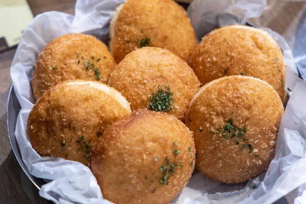 Pão Korokke na cesta — Fotografia de Stock