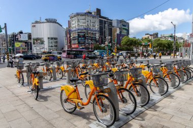 Ximen İstasyonu'nda yaya geçidinden geçen ler, Taipei şehri, Tayvan, 23 Ağustos 2019