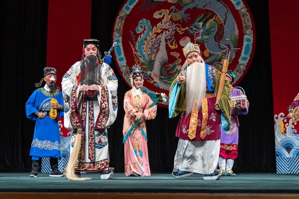 Aktor Taipeieye wykonać legendę ośmiu nieśmiertelnych przekraczania morza w Li-Yuan Peking Opera Theatre, Tajpej, Tajwan, 23 sierpnia 2019 — Zdjęcie stockowe