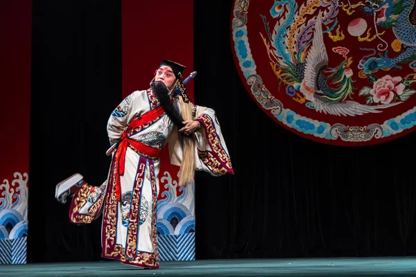 Actor del TaipeiEYE interpreta Leyenda de los Ocho Inmortales Cruzando el Mar en el Teatro de la Ópera de Pekín Li-Yuan, Taipei, Taiwán, 23 ago 2019 —  Fotos de Stock