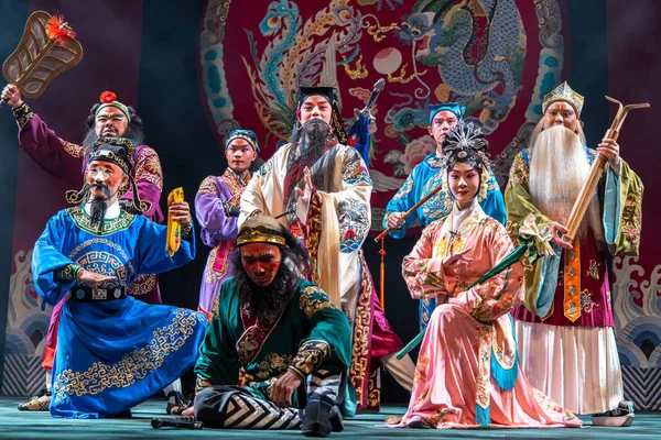 Aktor Taipeieye wykonać legendę ośmiu nieśmiertelnych przekraczania morza w Li-Yuan Peking Opera Theatre, Tajpej, Tajwan, 23 sierpnia 2019 — Zdjęcie stockowe