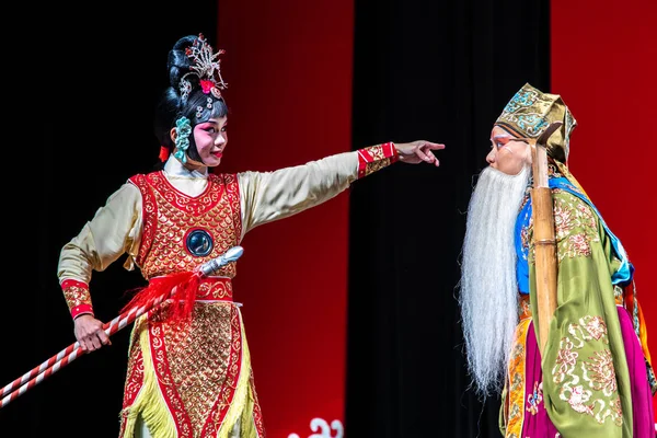 Aktor Taipeieye wykonać legendę ośmiu nieśmiertelnych przekraczania morza w Li-Yuan Peking Opera Theatre, Tajpej, Tajwan, 23 sierpnia 2019 — Zdjęcie stockowe