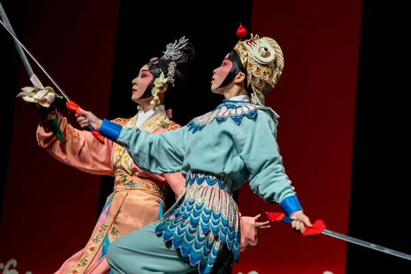 Aktor Taipeieye wykonać legendę ośmiu nieśmiertelnych przekraczania morza w Li-Yuan Peking Opera Theatre, Tajpej, Tajwan, 23 sierpnia 2019 — Zdjęcie stockowe