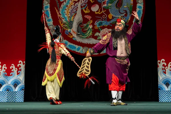 Aktor Taipeieye wykonać legendę ośmiu nieśmiertelnych przekraczania morza w Li-Yuan Peking Opera Theatre, Tajpej, Tajwan, 23 sierpnia 2019 — Zdjęcie stockowe