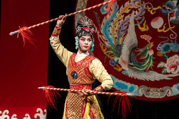 Taipeieye Aktör Li-Yuan Pekin Opera Tiyatrosu'nda Deniz Crossing Sekiz Ölümsüzler Efsanesi gerçekleştirmek, Taipei, Tayvan, Ağustos 23,2019