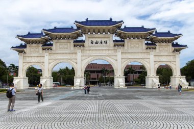 Liberty Square Arch'ı ziyaret eden kişiler, Taipei City, Tayvan, 24 Ağustos 2019