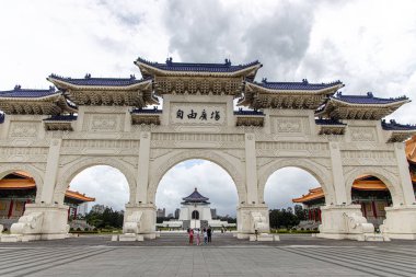 Liberty Square Arch'ı ziyaret eden kişiler, Taipei City, Tayvan, 24 Ağustos 2019