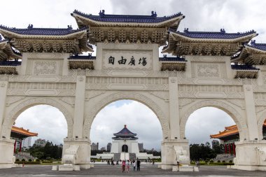 Liberty Square Arch'ı ziyaret eden kişiler, Taipei City, Tayvan, 24 Ağustos 2019