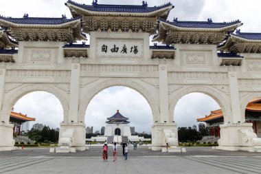 Liberty Square Arch'ı ziyaret eden kişiler, Taipei City, Tayvan, 24 Ağustos 2019