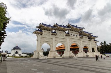 Liberty Square Arch'ı ziyaret eden kişiler, Taipei City, Tayvan, 24 Ağustos 2019