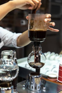 Barista Sifon Kahve Brewing yapıyor