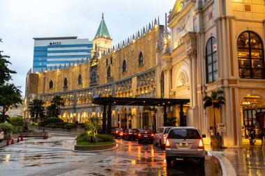 Venedik büyük kanal alışveriş merkezi önünde insanları almak için bekleyen arabalar, Manila, Filipinler, Eylül 1, 2019