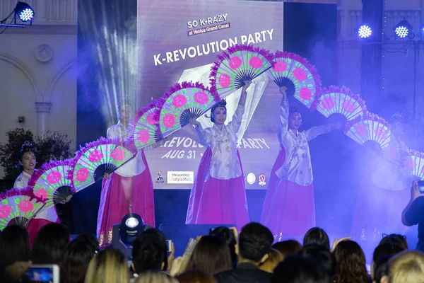 People dancing Korean traditional at k-revolution party in Venice grand canal mall, Manila, Philippines, Sep 1, 2019 — Stock Photo, Image