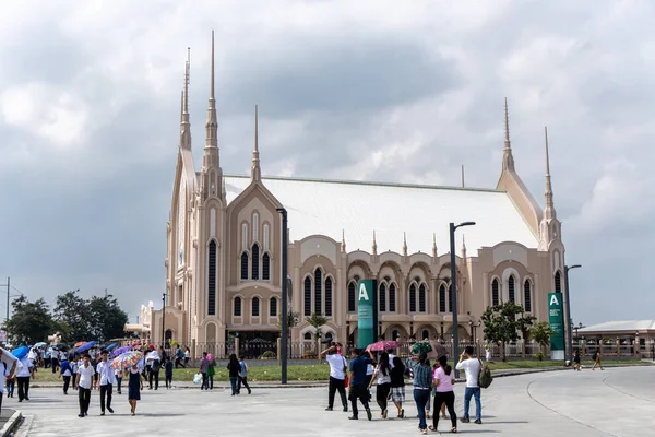 İnsanlar Iglesia Ni Cristo gidiyor - Lokal ng Ciudad de Victoria kilisesi, Bulacan, Filipinler, Eylül 7,2019
