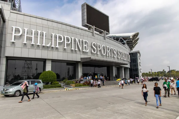 Pessoas esperando na frente do Philippine Sports Stadium, Bulacan, Filipinas, 7 de setembro de 2019 — Fotografia de Stock