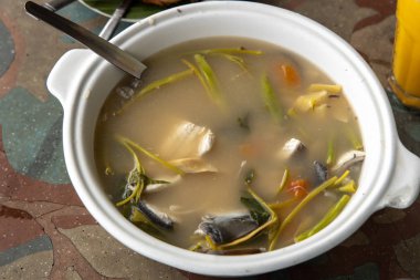 Popüler filipinli gıda Sinigang na Bangus