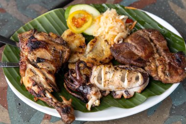 Domuz, Kalamar, Tavuk, Muz yaprak plaka üzerinde Balık Filipinli Barbekü