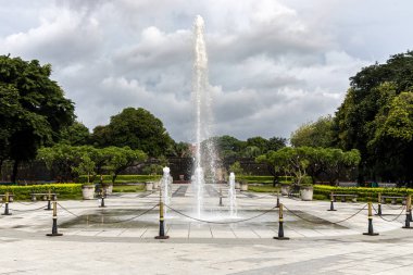 Intramuros Plaza Moriones bahçesinde çeşmeler