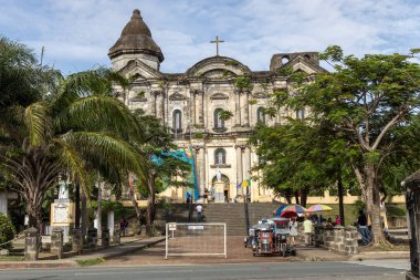 Taal Bazilikası Katedrali önünde konukları bekleyen üç tekerlekli bisiklet, Taal, Filipinler 15 Eylül 2019