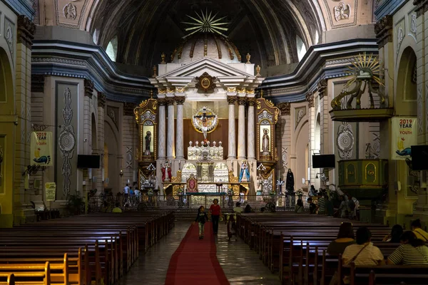 Pessoas orando em uma catedral da Basílica de Taal, Taal, Filipinas Sep 15, 2019 — Fotografia de Stock
