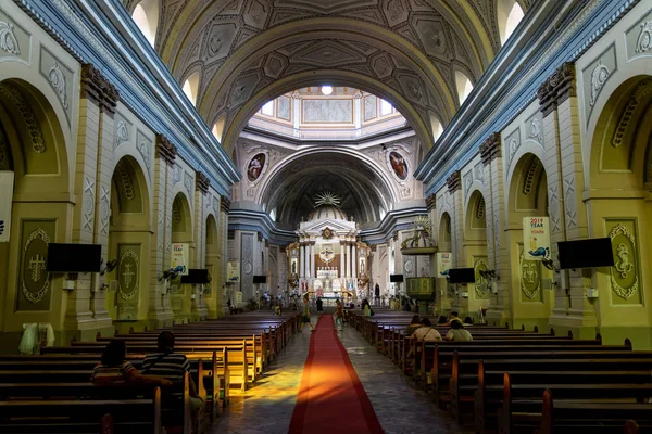 Folk ber i Taal Basilica-katedralen, Taal, Philippines Sep 15, 2019 – stockfoto