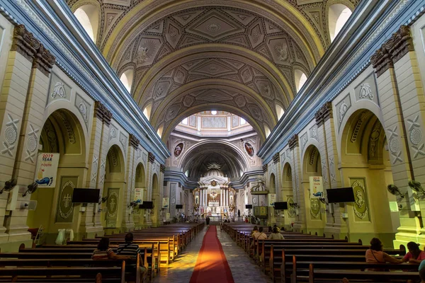 Ihmiset rukoilevat Taal Basilica katedraalissa, Taal, Filippiinit Sep 15, 2019 — kuvapankkivalokuva