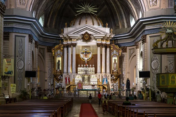 Persone che pregano in una cattedrale della Basilica di Taal, Taal, Filippine 15 settembre 2019 — Foto Stock