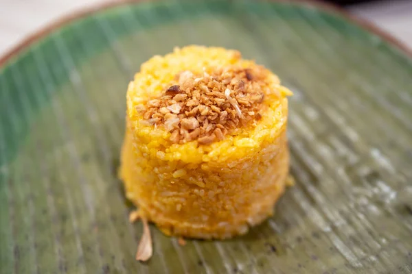 菲律宾受欢迎的食物-加大蒜片的爪哇米 — 图库照片