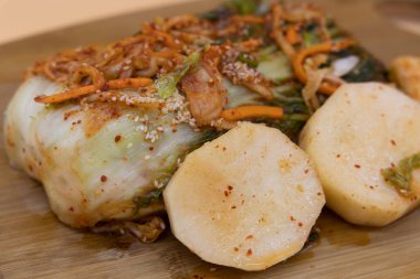 Tabakta Kore geleneksel turpu ve lahana turşusu.