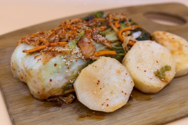 Tabakta Kore geleneksel turpu ve lahana turşusu.