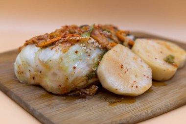 Tabakta Kore geleneksel turpu ve lahana turşusu.