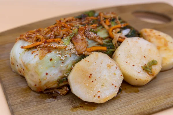 Tabakta Kore geleneksel turpu ve lahana turşusu.