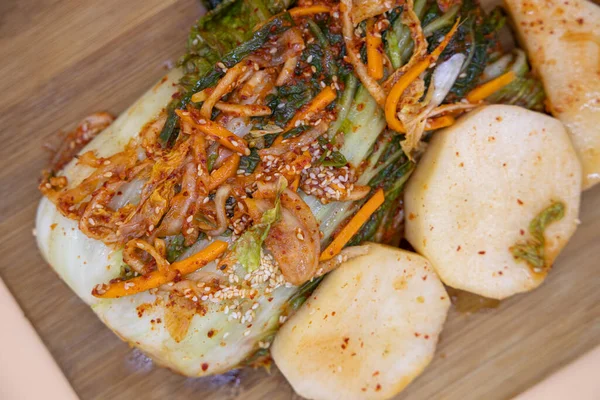 Tabakta Kore geleneksel turpu ve lahana turşusu.