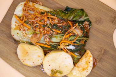 Tabakta Kore geleneksel turpu ve lahana turşusu.